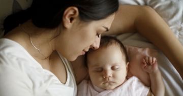 primo piano di una neomamma con il suo bambino