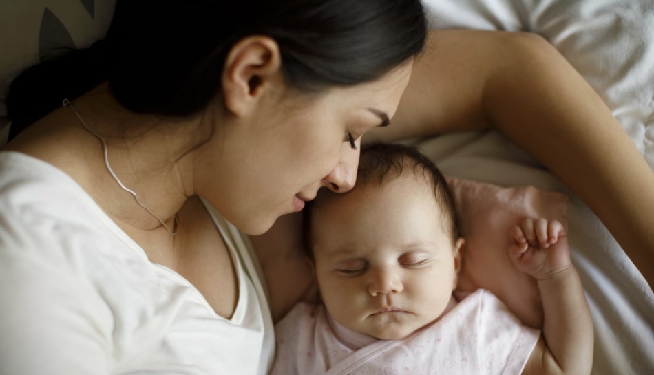 primo piano di una neomamma con il suo bambino