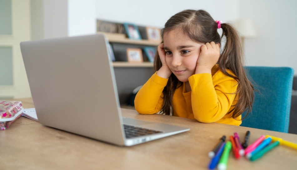 Bambina davanti al computer per la didattica a distanza