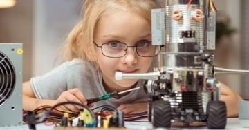 Bambina con un robot costruito da lei