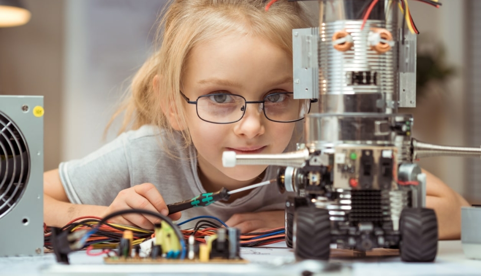 Bambina con un robot costruito da lei