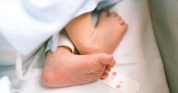 Primo piano di piedi di un neonato