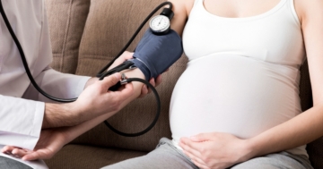 Donna misura la pressione per sospetta preeclampsia