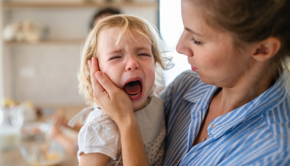 Mamma consola il suo bambino durante un capriccio