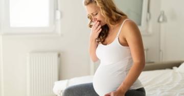 Donna soffre di reflusso gastroesofageo in gravidanza