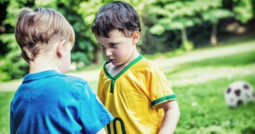 Due bambini aggressivi che si sfidano durante una partita di calcio