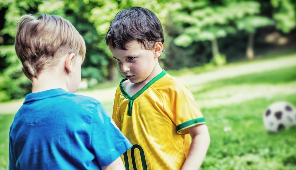 Due bambini aggressivi che si sfidano durante una partita di calcio