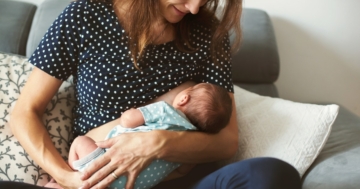 Madre allatta a richiesta neonato