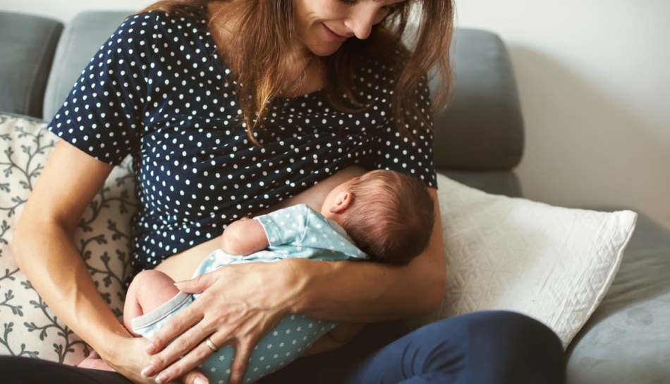 Madre allatta a richiesta neonato