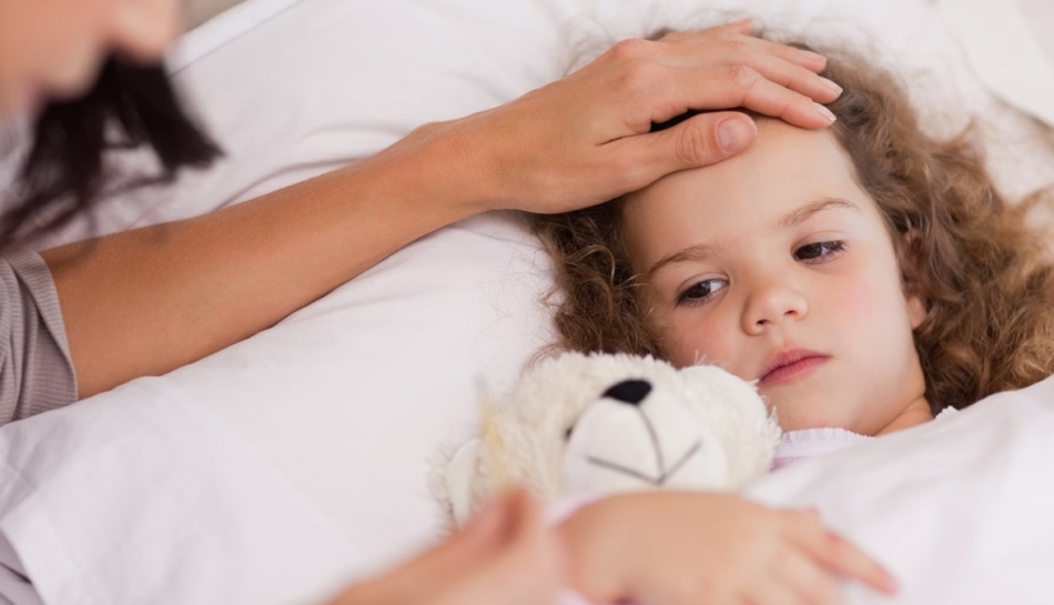 Bambina a letto con PFAPA febbre periodica