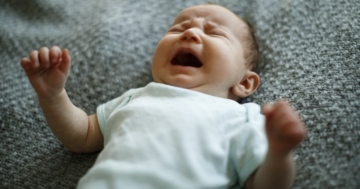 neonato con singhiozzo piange