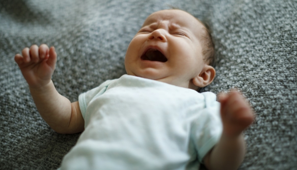 neonato con singhiozzo piange