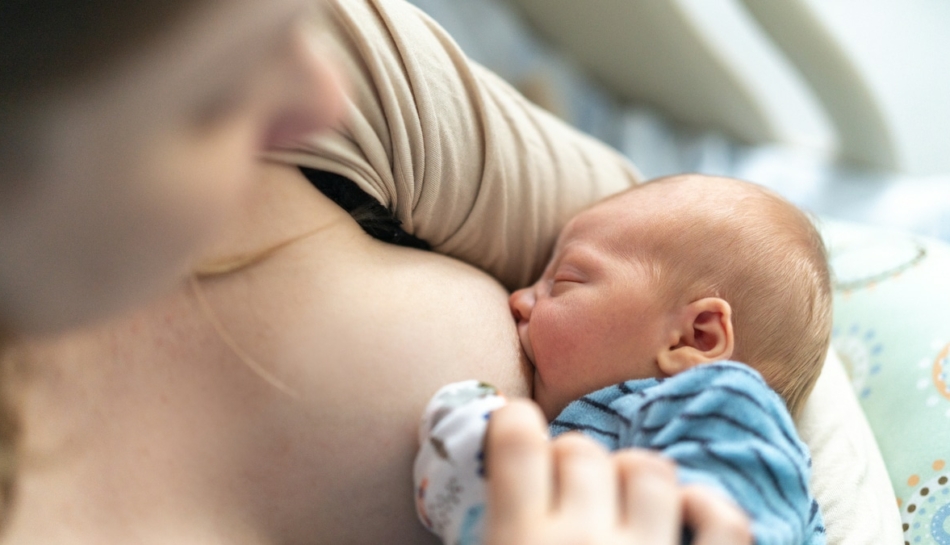 Mamma allatta il proprio bambino