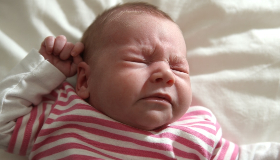 neonato con raffreddore starnutisce