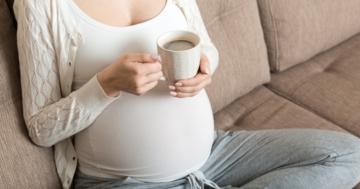 donna beve tazza di caffè in gravidanza