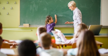 bambina con bes viene interrogata alla lavagna