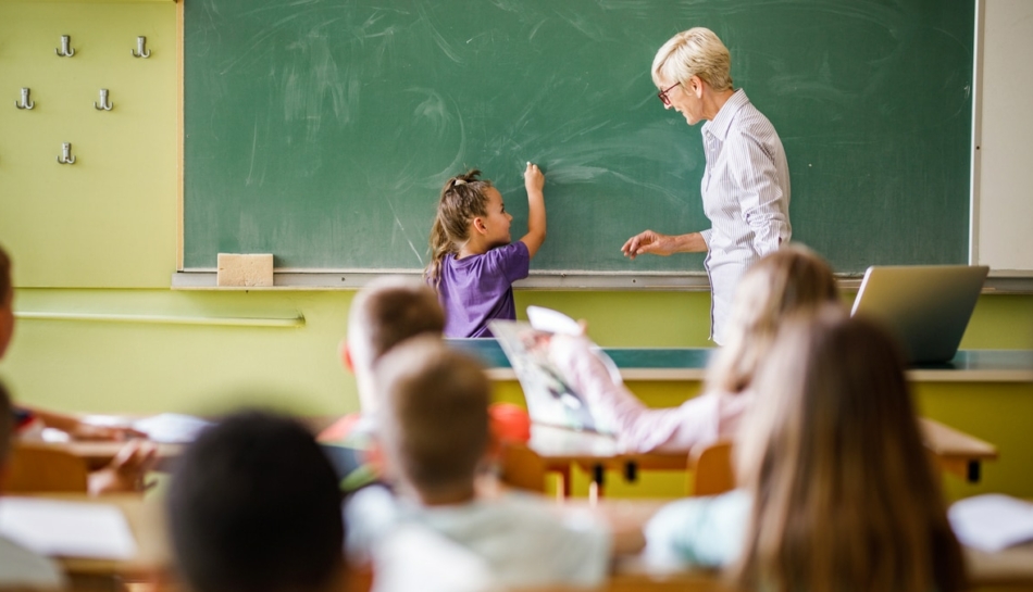 bambina con bes viene interrogata alla lavagna