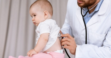 bambina con bronchiolite visitata dal dottore