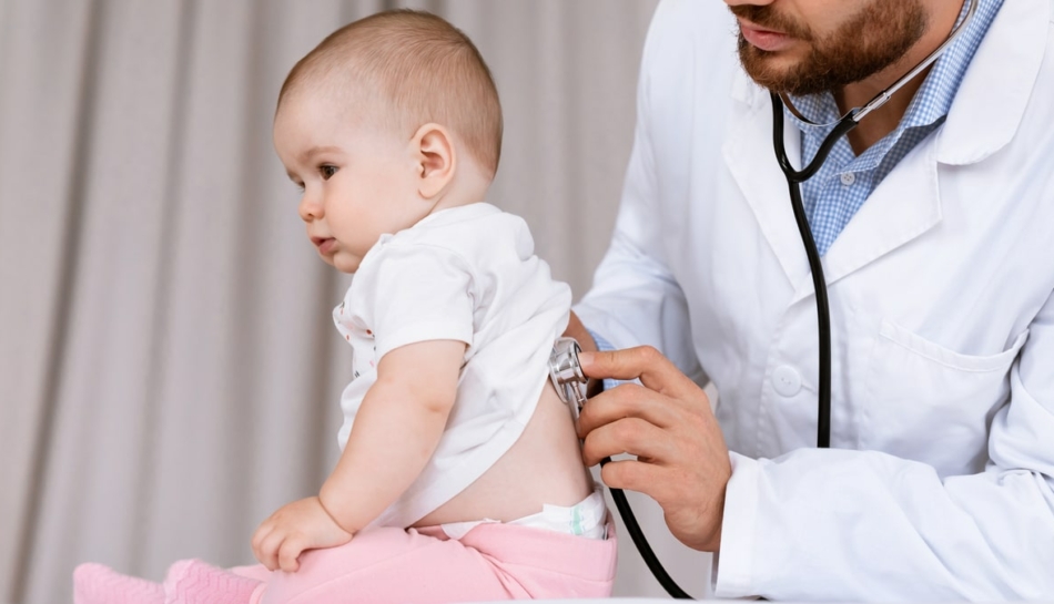 bambina con bronchiolite visitata dal dottore