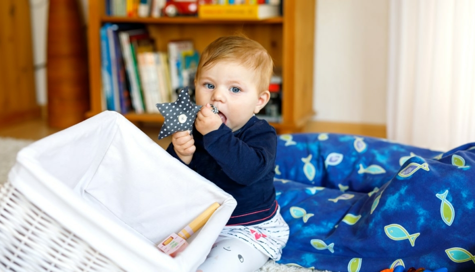 bambino gioca con cestino dei tesori