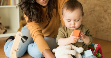 bambino gioca con la mamma al gioco euristico