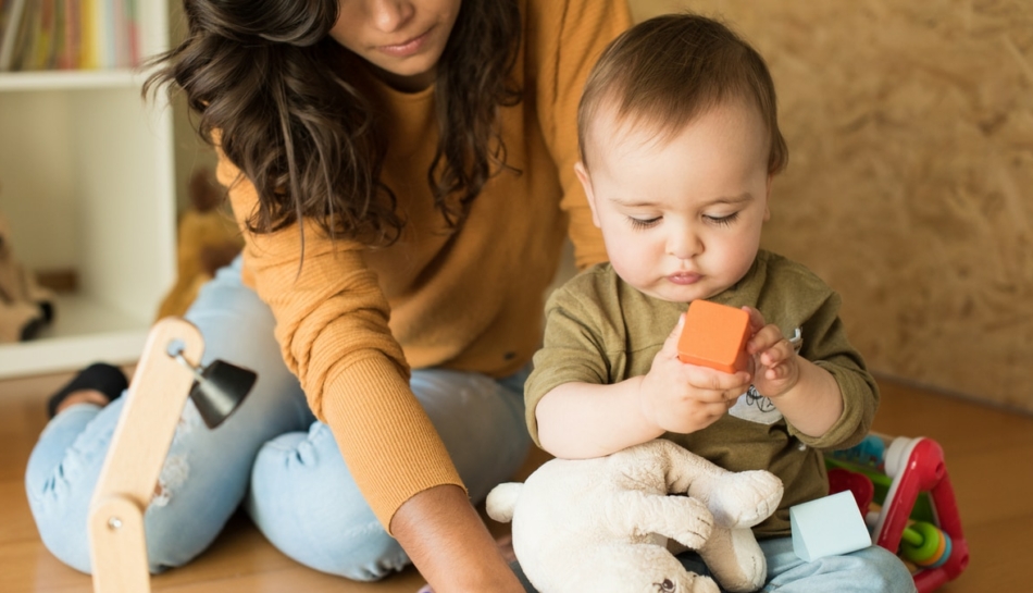 bambino gioca con la mamma al gioco euristico