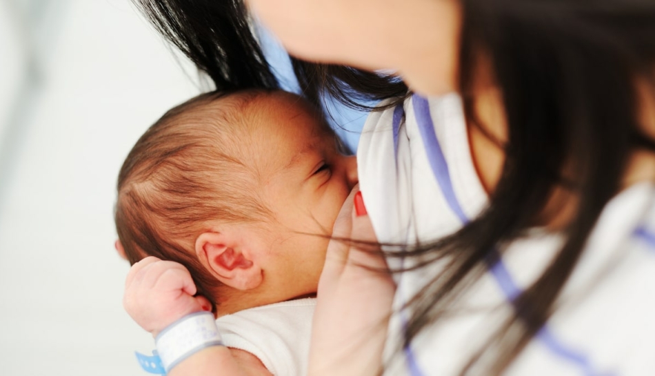 neonato allattato dopo arrivo montata lattea