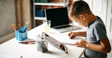 bambino studia seguendo il piano didattico personalizzato