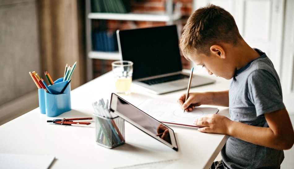 bambino studia seguendo il piano didattico personalizzato