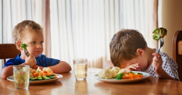 bambini a tavola non mangiano le verdure