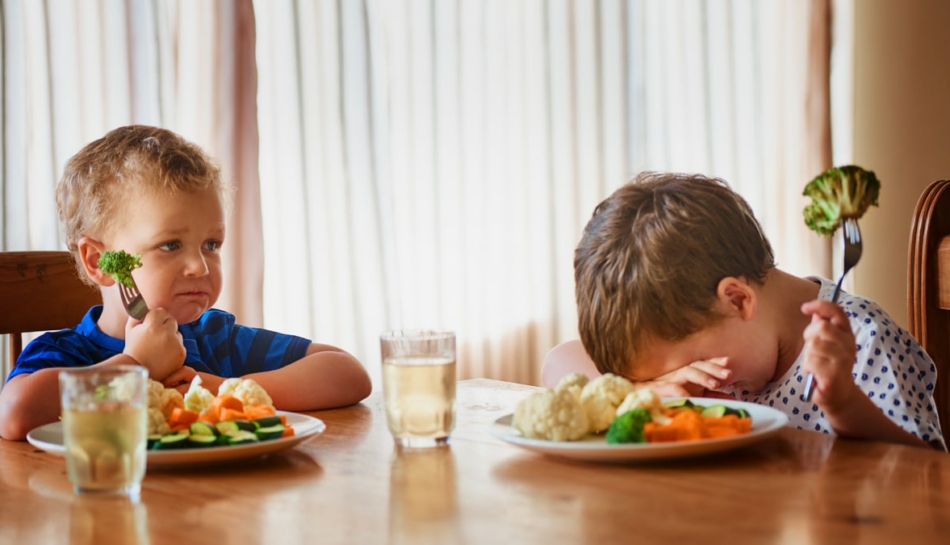 bambini a tavola non mangiano le verdure