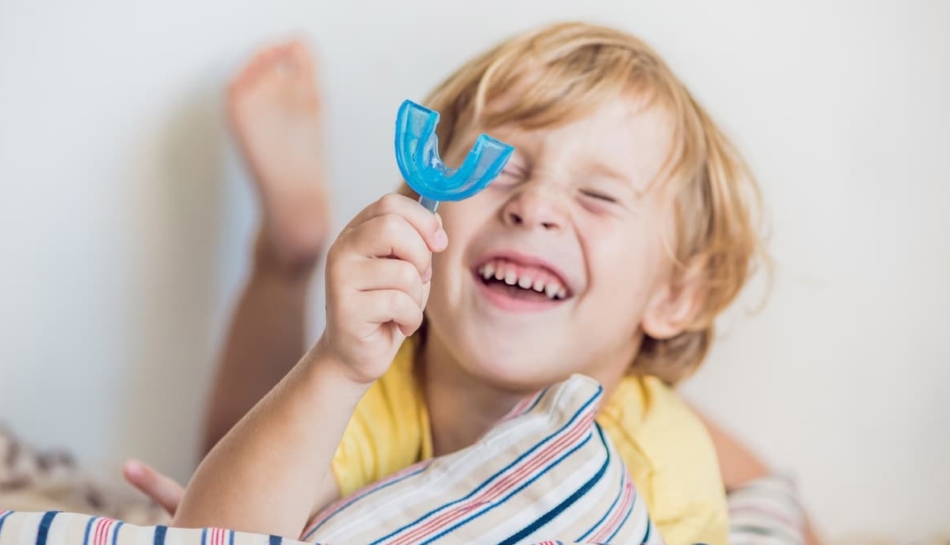 bambino con bruxismo mostra bite dentale