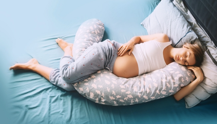 Dormire sul fianco con un cuscino tra le gambe 