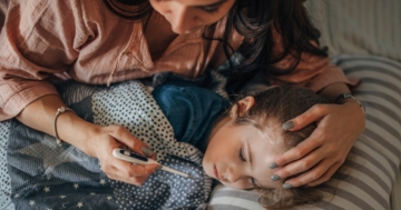 mamma con bambina dopo convulsione febbrile