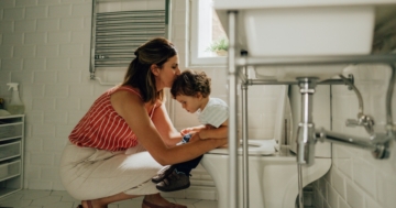 mamma bacia bambino al bagno con diarrea