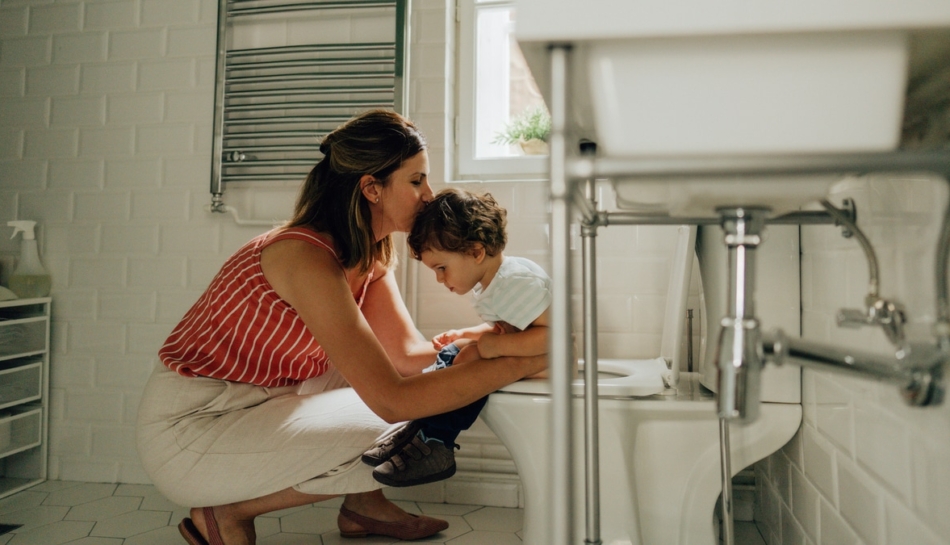 mamma bacia bambino al bagno con diarrea