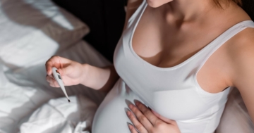 donna in gravidanza misura la febbre