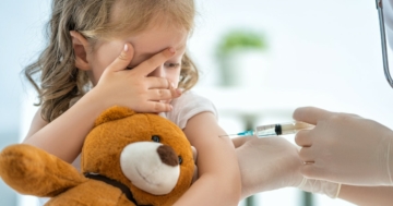 Bambina durante vaccinazione per il Covid-19
