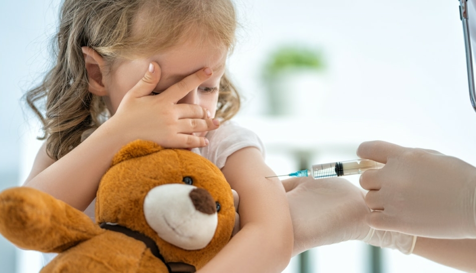 Bambina durante vaccinazione per il Covid-19