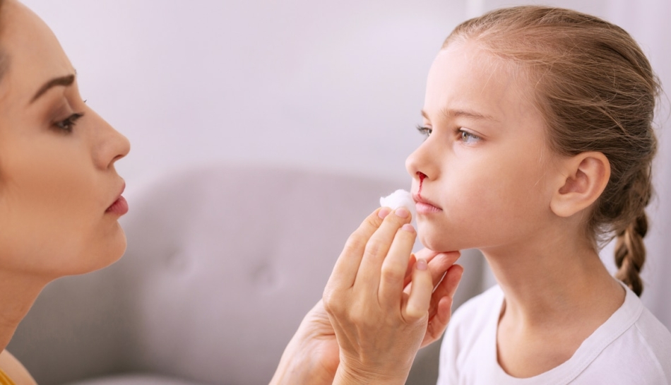 mamma pulisce il sangue dal naso della bambina