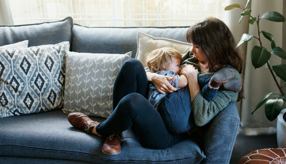 mamma pensa di smettere di allattare il bambino