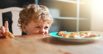 bambino con celiachia a tavola