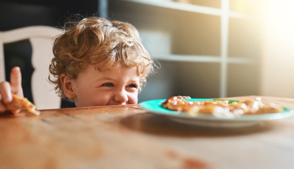 bambino con celiachia a tavola