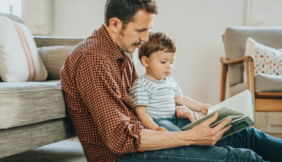 padre insegna a leggere al suo bambino