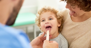 visita dal pediatra per bambino con laringite