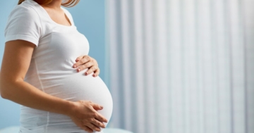 liquido amniotico nella pancia di donna incinta