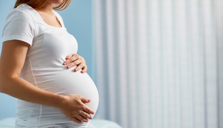 liquido amniotico nella pancia di donna incinta