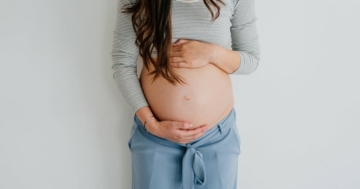 madre sente movimenti fetali del bambino