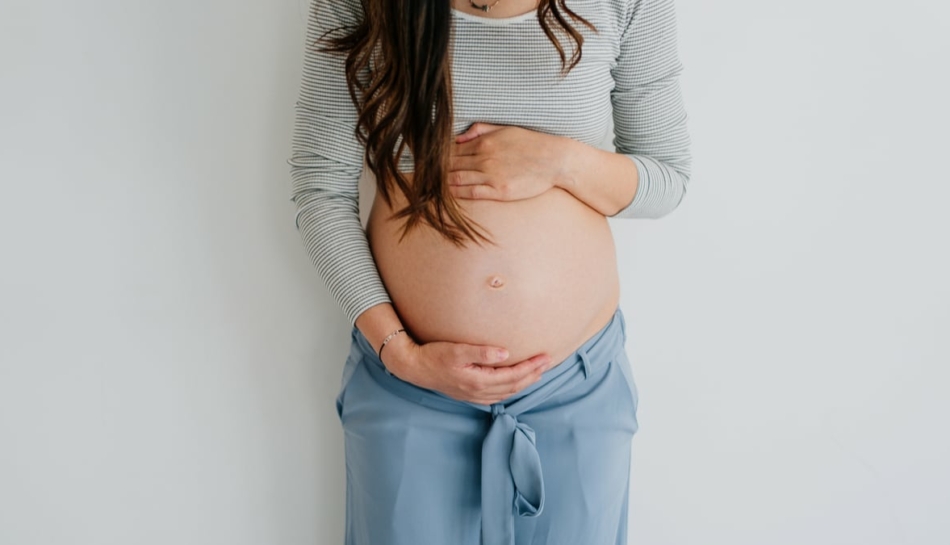 madre sente movimenti fetali del bambino