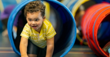 bambino gioca durante sessione di psicomotricità